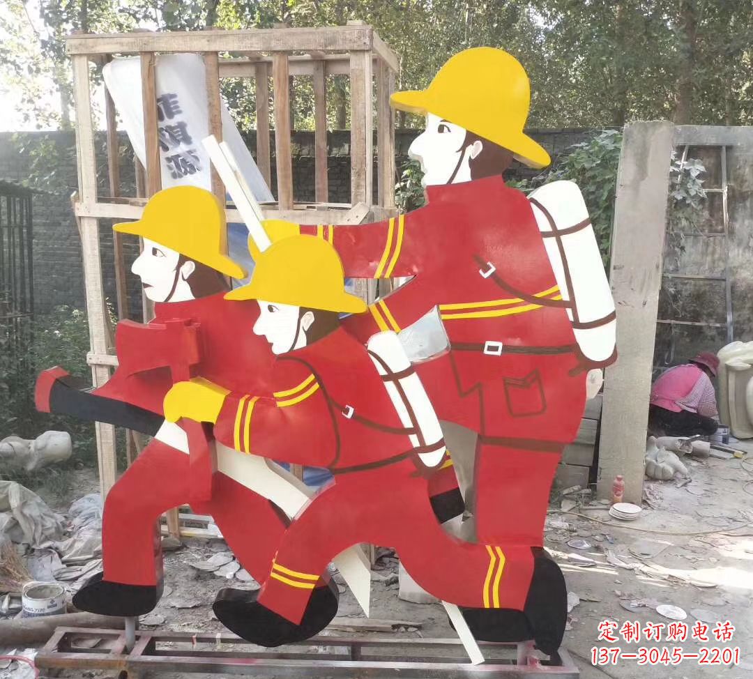 西安玻璃钢消防员雕塑——精致的园林景观装饰