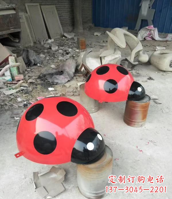 西安玻璃钢制瓢虫雕塑绚丽多彩的公园景观摆件