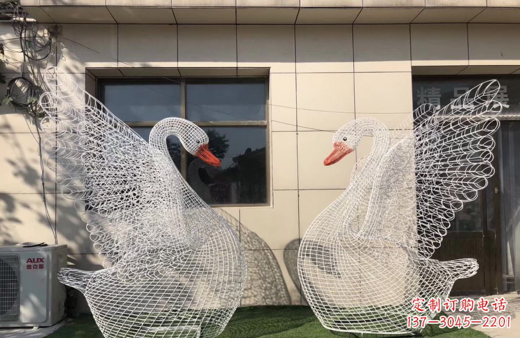 西安不锈钢镂空天鹅雕塑象征着美丽的永恒