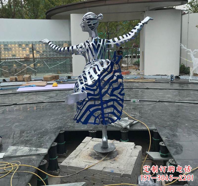 西安不锈钢女孩——精美雕塑