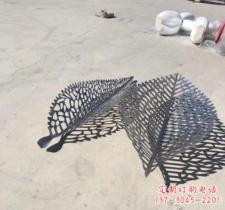 西安不锈钢园林镂空树叶雕塑给空间增添美感