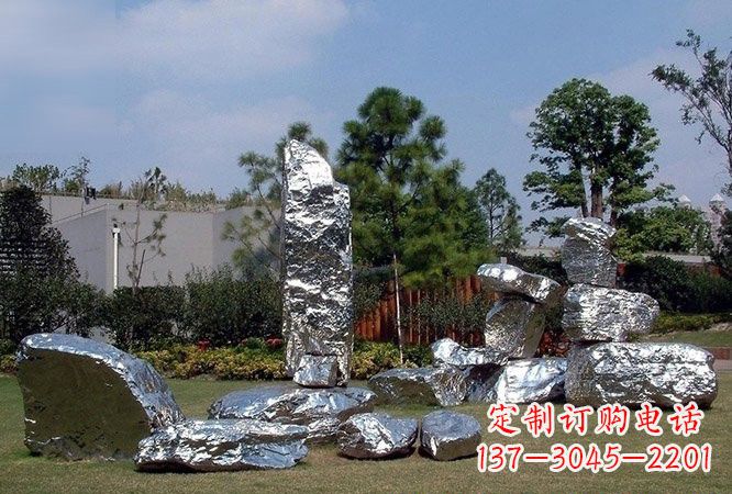 西安美丽的太湖石雕塑
