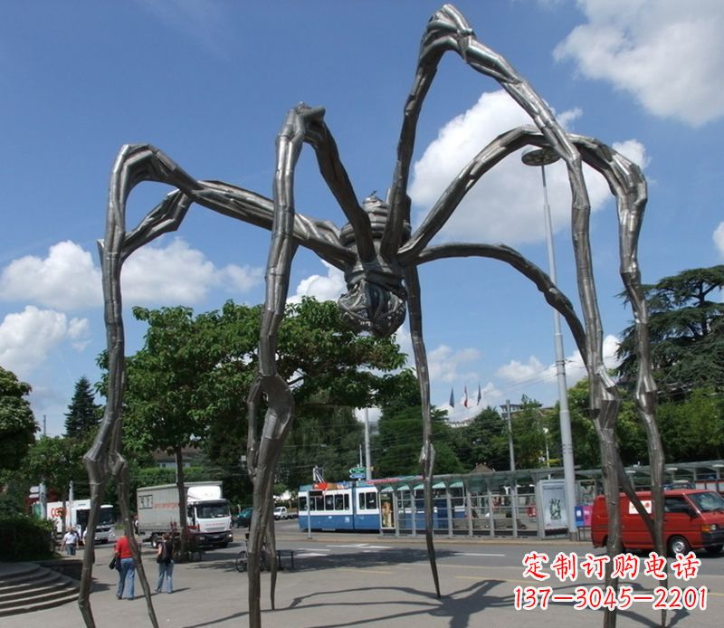西安蜘蛛侠雕塑点缀不锈钢的景观