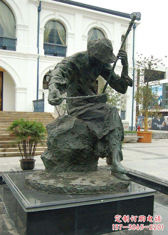 西安步行街拉二胡的人物景观铜雕