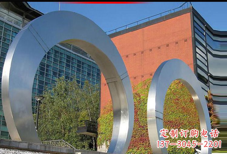 西安城市空间里的不锈钢圆环雕塑