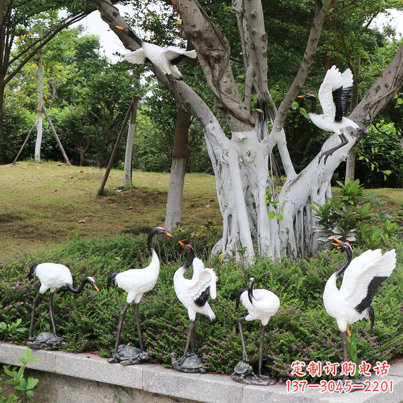 西安池塘中的雕塑仙鹤