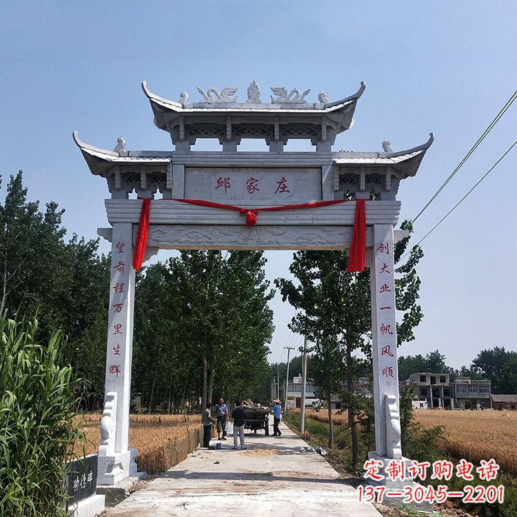 西安古村落中的石牌坊雕塑