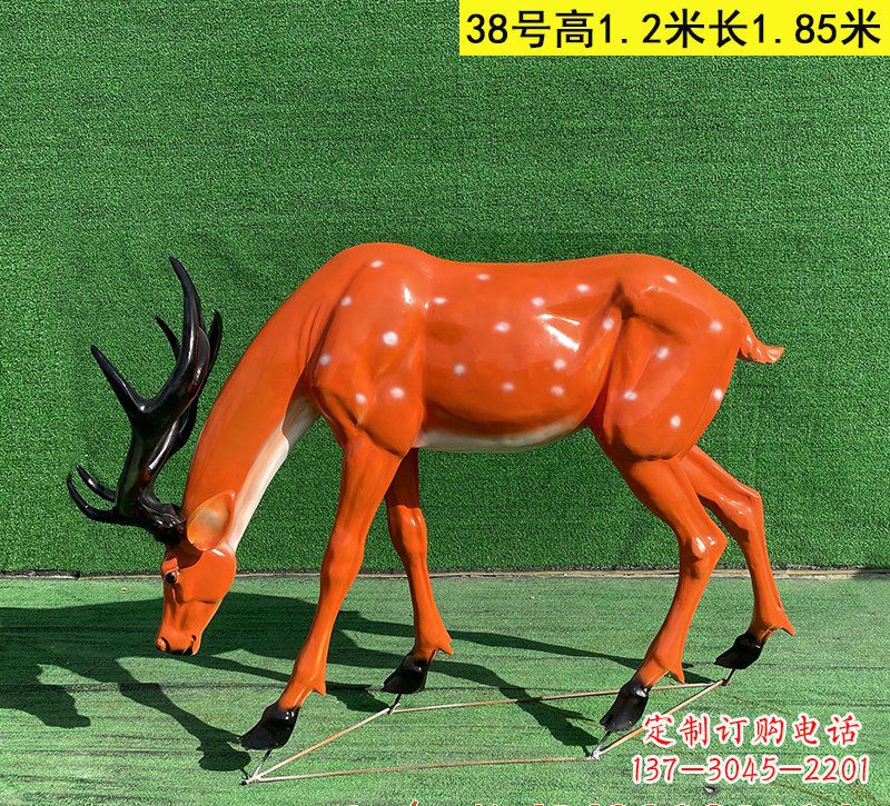西安以玻璃钢精心制作的梅花鹿雕塑