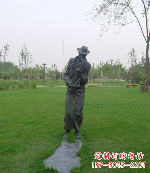 西安公园吹萨克斯人物铜雕