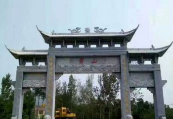 西安景区三门石雕牌楼，是一种典型的古典建筑风…