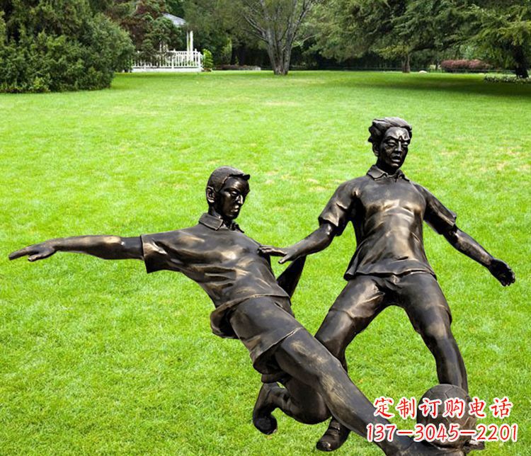 西安踢足球的人物铜雕