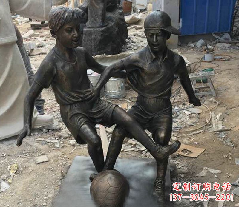 西安踢足球公园人物铜雕
