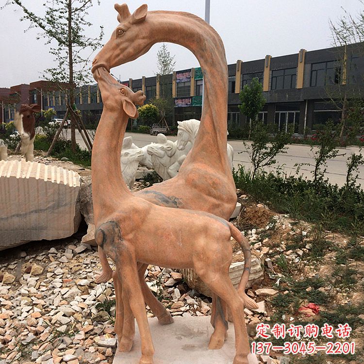 西安晚霞红石雕长颈鹿-校园公园母子亲情景观雕塑