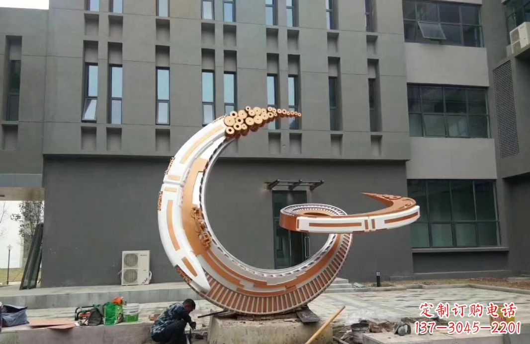 西安小区抽象不锈钢月亮雕塑