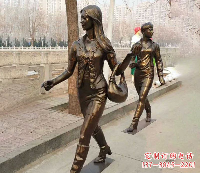 西安行走的女人街边人物铜雕